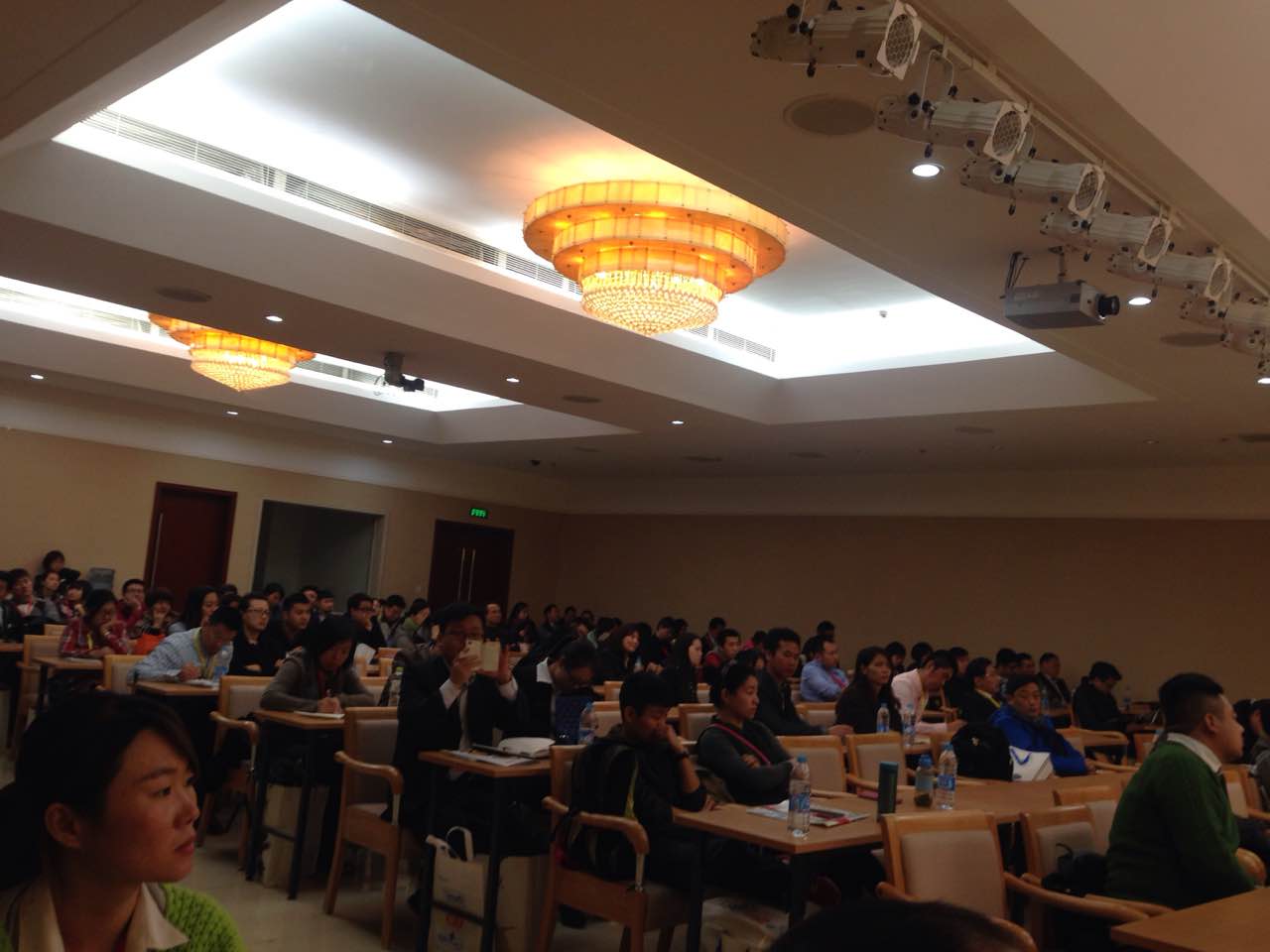 現(xiàn)場觀眾認(rèn)真傾聽