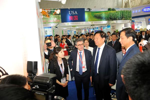 黑龍江省副省長孫堯與中國檢驗檢疫學(xué)會會長魏傳忠參觀法國展團