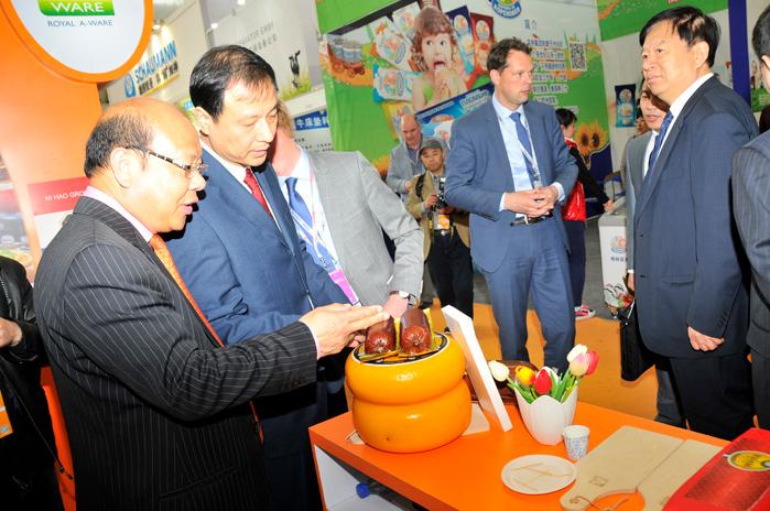  黑龍江省副省長孫堯與中國檢驗檢疫學(xué)會會長魏傳忠參觀荷蘭展團