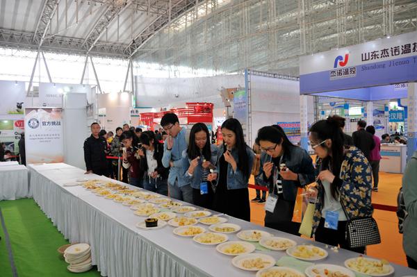 展會現(xiàn)場觀眾品嘗挑戰(zhàn)吉尼斯世界記錄的奶酪